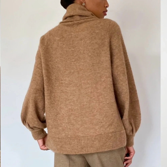 Aritzia The Group by Babaton Oversized Sweater Funnel Neck Caramel Sz XS Adichie - Picture 3 of 8